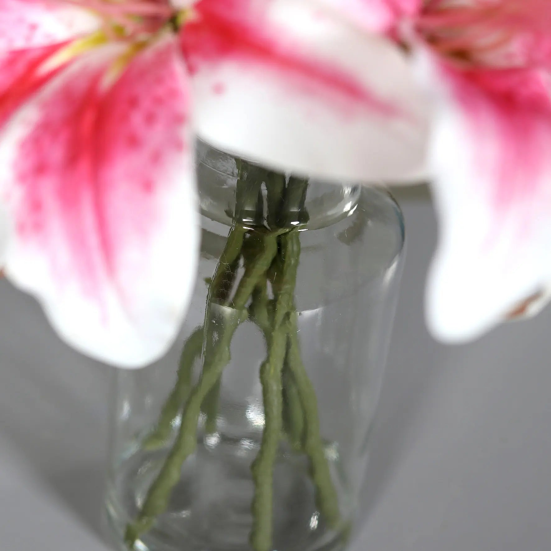 Künstlicher Lilienstrauß - Metin | 33 cm | in Glasvase mit künstl. Wasser - Kunstpflanzen von aplanta